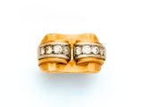 une image d'une bague en or et diamants sur fond blanc