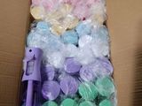 une boîte en carton remplie de savons de toutes les couleurs