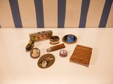 une table blanche sur laquelle sont disposés divers objets, posée sur une table blanche