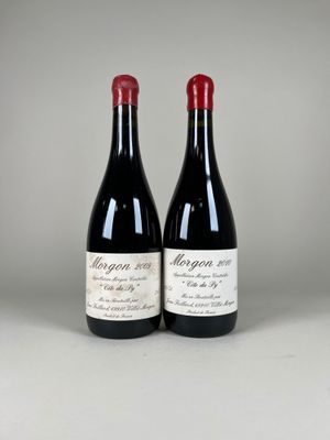 deux bouteilles de vin rouge posées l'une à côté de l'autre sur une table