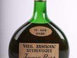 des bouteilles d'alcool sur fond blanc, avec une étiquette sur chaque bouteille