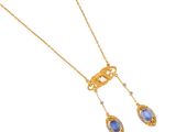 une photo d'un collier en or avec un pendentif orné d'une pierre bleue