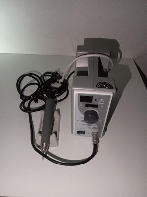 une petite machine posée sur une table