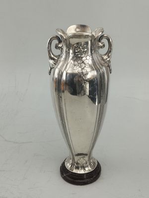 GALLIA vase à deux anses en métal argenté à décor floral sur…