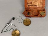 une petite boîte en bois avec une paire de ciseaux posée à côté