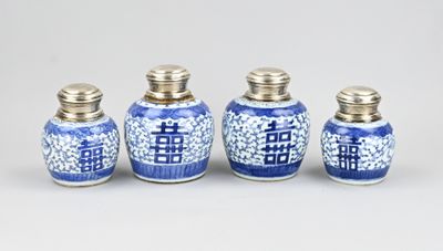 trois vases bleus et blancs ornés d'inscriptions chinoises