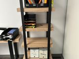 un bureau sur lequel se trouvent une bibliothèque et une imprimante