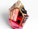 une bague rose et dorée sur un fond blanc