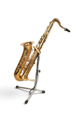 une image représentant un saxophone posé sur un pupitre, sur fond blanc
