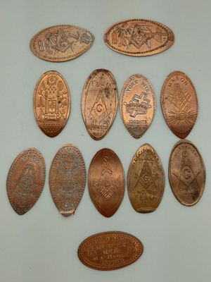 Plusieurs types de pièces sont disposés sur une surface blanche