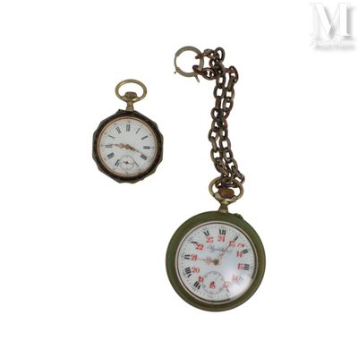 une montre de poche et un porte-clés sur fond blanc