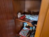un placard rempli d'objets en désordre