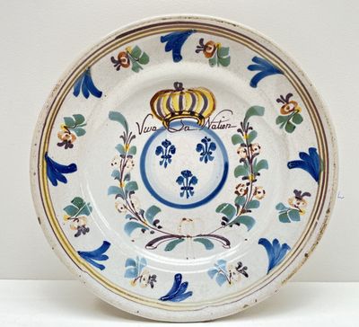 une assiette bleue et blanche ornée d'une couronne