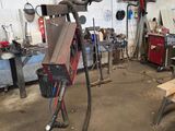 un homme qui travaille sur une machine dans un garage