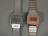 deux montres posées l'une à côté de l'autre sur une table