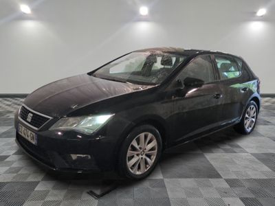 la voiture noire est garée dans le garage sur le sol en damier
