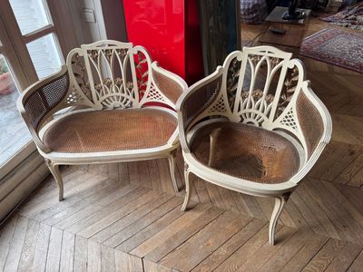 deux chaises assises l'une à côté de l'autre sur un plancher en bois