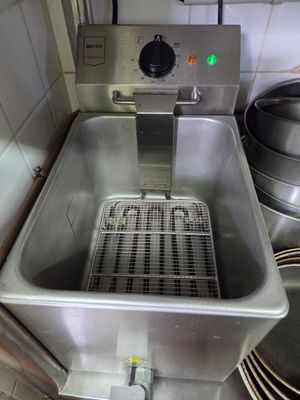 une photo d'une cuisine professionnelle équipée d'une friteuse