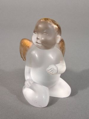 une figurine représentant un ange assis par terre