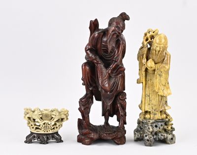 trois figurines chinoises sculptées représentant un homme et une femme