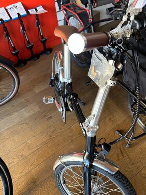 un vélo avec un sac à l'arrière