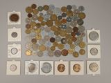 un lot de pièces de monnaie posées sur une table