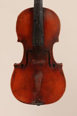 un vieux violon avec un archet accroché à son dos