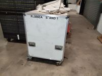 Un lot de 2 flight-cases blancs sur roulettes à cornières al… (photo 4)