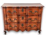 une commode en bois dotée de poignées et de tiroirs décorés