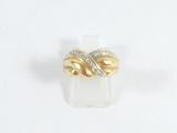 l'image d'une bague en or ornée de diamants