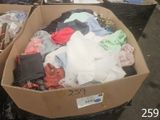de nombreux cartons de vêtements posés par terre