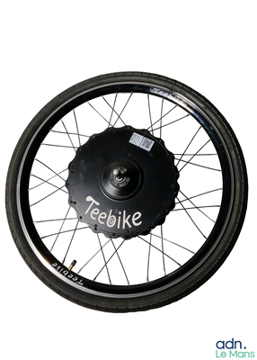 un gros plan d'une roue de vélo sur laquelle est inscrit le mot « zeebike »