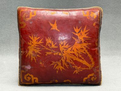 Coussin en cuir rouge et or. CHINE début XX°.