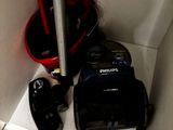 une photo montrant un aspirateur et d'autres articles ménagers dans une salle de bains