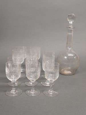 six verres à vin et une carafe sur la table