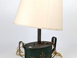 une lampe posée sur une table sur laquelle se trouve une autre lampe