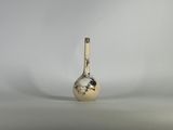un vase blanc orné d'un motif noir et blanc