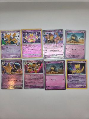 plusieurs cartes Pokémon accrochées au mur d'une pièce