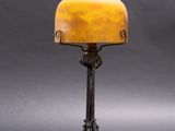 une lampe de table de style Art nouveau avec un abat-jour en verre jaune