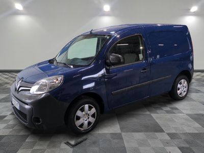 une photo d'une camionnette bleue garée dans un garage