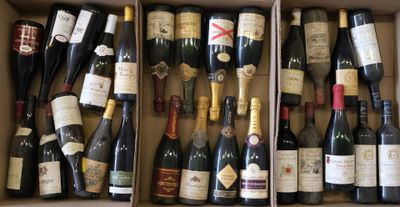 plusieurs bouteilles de vin dans une caisse sur la table