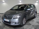 la photo d'une voiture argentée garée dans un garage