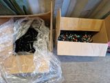 une boîte de vermicelles posée par terre à côté d'une autre boîte de vermicelles
