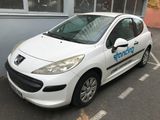 une petite voiture blanche garée dans un parking