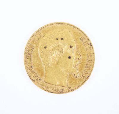 gros plan d'une pièce d'or sur une surface blanche
