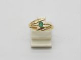 Gros plan sur une bague ornée d'une pierre verte