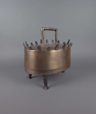 une image représentant un objet métallique dans lequel sont enfoncés des couteaux