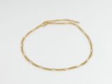 un bracelet en chaîne d'or à maillon unique sur fond blanc