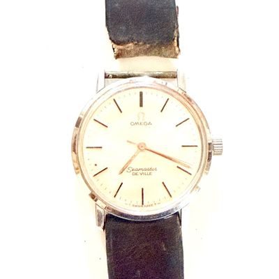 une montre posée sur un bracelet en cuir noir