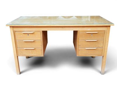 un bureau avec un plateau en verre et des tiroirs